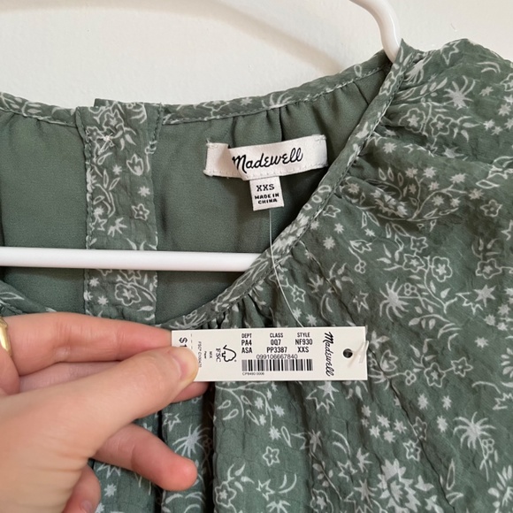 Madewell | Seersucker Puff-Sleeve Cutout Midi Dress in Piazza Floral - Picture 4 of 9